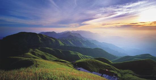 "江西风景独好":"庐山天下悠,三清天下秀,龙虎天下绝"